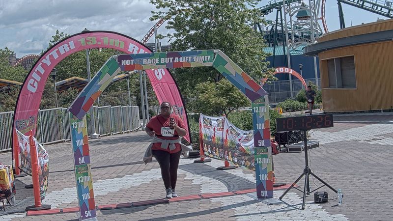 Running image for quiana weaver in brooklyn beach half marathon 10k 5k 2023 june 04