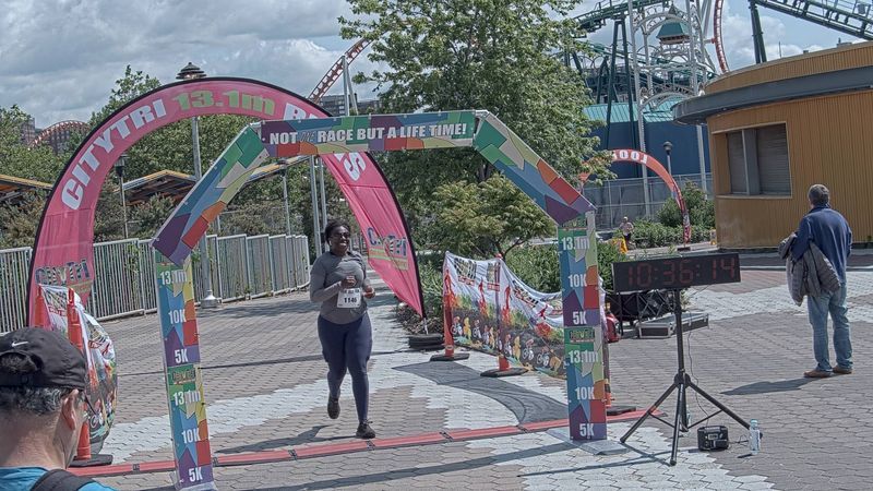 Running image for taneesha thompson in brooklyn beach half marathon 10k 5k 2023 june 04