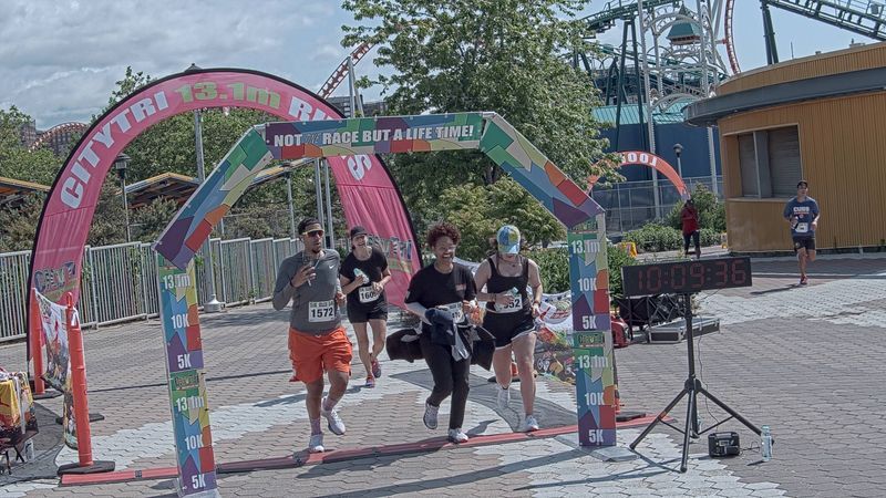 Running image for yngrid lizardo frias in brooklyn beach half marathon 10k 5k 2023 june 04